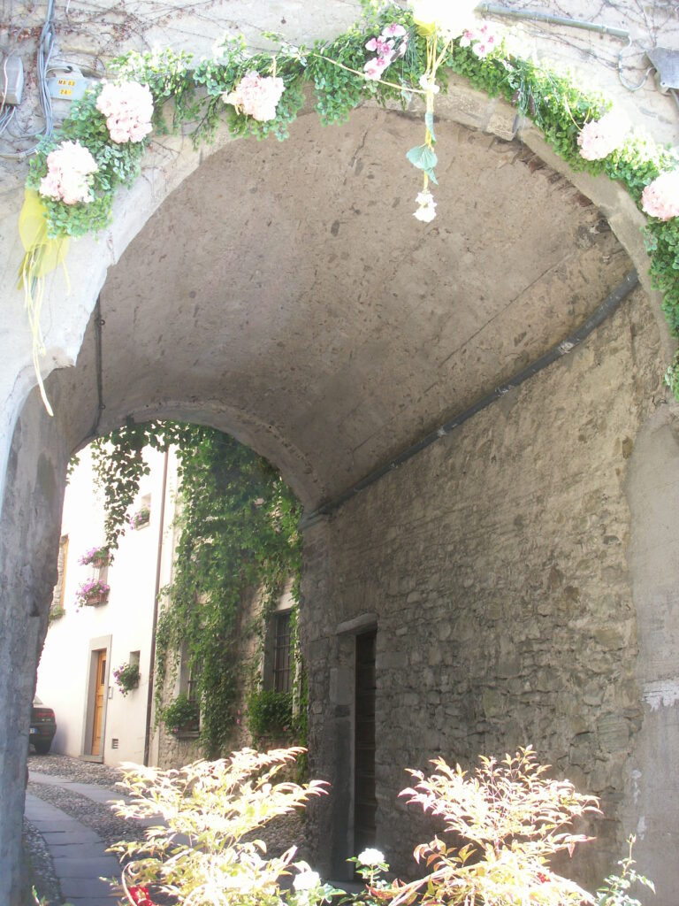 Ingresso al borgo di Compiano