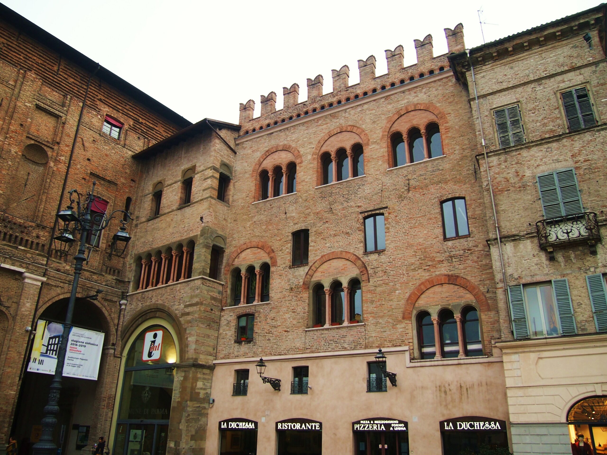 Il palazzo del Podestà affiancato dal palazzo del Comune